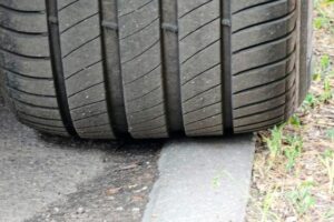 Автомобилист пожаловался на штраф за нависшее над газоном колесо