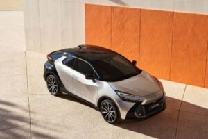 Toyota CH-R 2024 второго поколения: премьера купеобразного паркетника