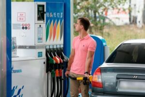 Оптовые цены на бензин опустились вниз. Но что будет с розничными
