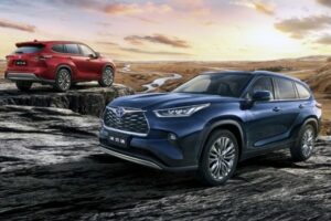 В России начались продажи Toyota Highlander из Китая