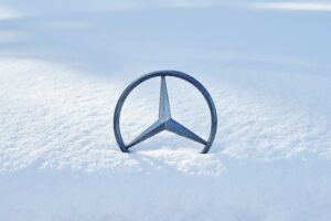 На бывшем заводе Mercedes обнаружены первые иномарки. Что там происходит