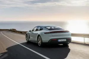 Porsche Taycan 2024 нового поколения: увеличенный запас хода, быстрее зарядка и выше мощность