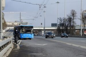 «Обгоняют, подрезают»: автомобилисты стали жаловаться на наглое поведение городских автобусов