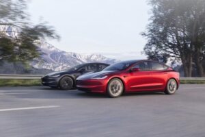 Tesla обошла китайскую BYD и вернула себе лидерство на рынке электрокаров