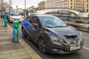 Минтранс предложит ужесточить правила парковки электромобилей