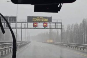 На трассе М11 «Нева» снизили максимальную скорость до 90 км/ч из-за снега