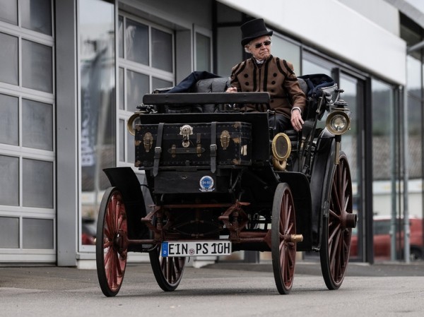 Вместо руля – «кочерга»: в Германии выдали техпаспорт и госномера автомобилю, собранному 130 лет назад